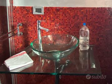 Top e lavabo in vetro temperato.