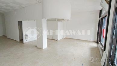 Oltre 3 vetrine a Maniago