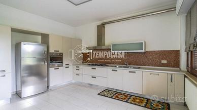 Ampio appartamento con balcone, terrazzo e garage