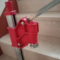 Tappatrice a colonna manuale