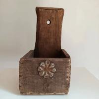 Rustica scatola in legno con inserti in ferro