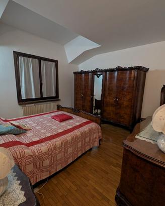 Camera da letto completa d’epoca in radica di noce