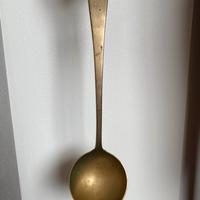 Mestolo vintage in ottone con manico da collezione