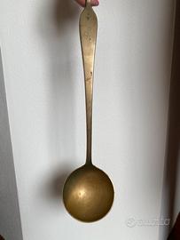 Mestolo vintage in ottone con manico da collezione