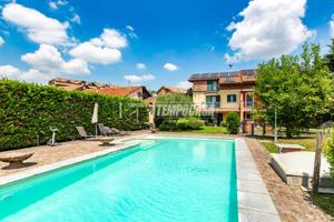 ELEGANTE VILLA CON PISCINA