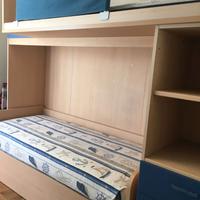 cameretta con 3 letti e mobili