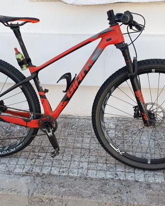 mtb Giant carbonio