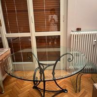 Tavolo rotondo in cristallo con base in ferro