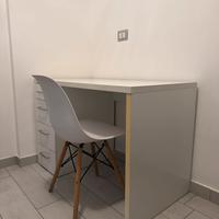 Scrivania bianca con cassetti e sedia