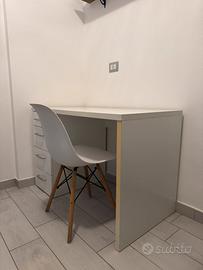 Scrivania bianca con cassetti e sedia