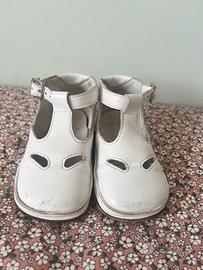 Sandali in pells  con cinturino e occhi