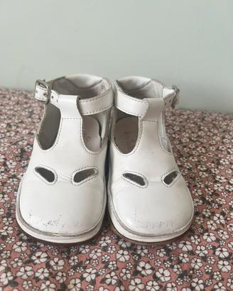 Sandali in pells  con cinturino e occhi