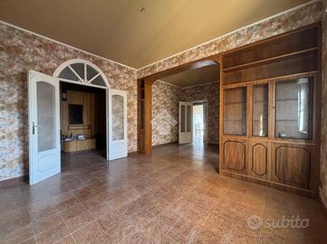 Appartamento con cantina e parcheggio condominiale