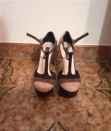 Sandali con tacco marrone beige