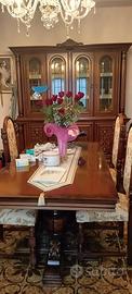 Sala con tavolo e sedie
