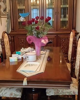 Sala con tavolo e sedie