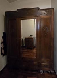 armadio legno con specchio