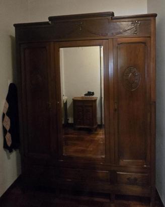 armadio legno con specchio