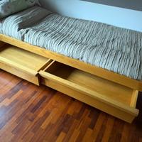 Due letti singoli in legno massello