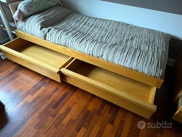 Due letti singoli in legno massello