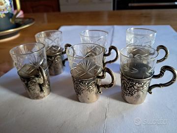 Set di 6 bicchierini con base e manico in metallo