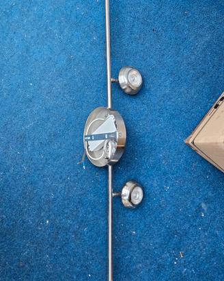 Moderno lampadario a LED con faretti orientabili