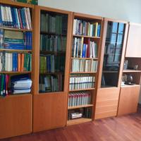 Libreria studio con scrivania