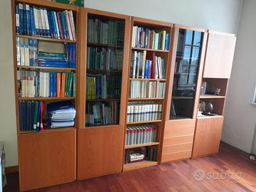 Libreria studio con scrivania