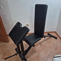 panca con pesi e manubri