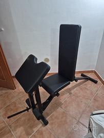 panca con pesi e manubri