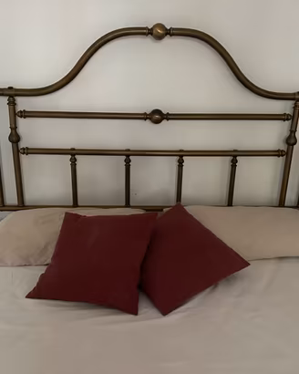 Letto matrimoniale in ottine e armadio