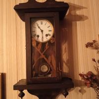 antico orologio a pendolo da muro