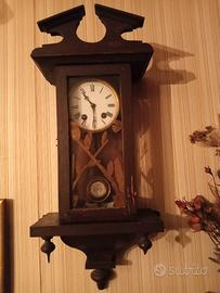 antico orologio a pendolo da muro