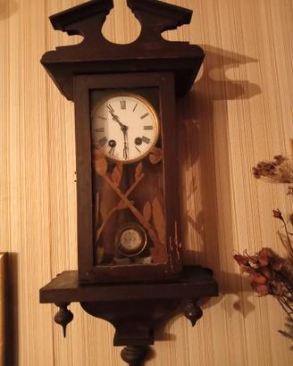 antico orologio a pendolo da muro