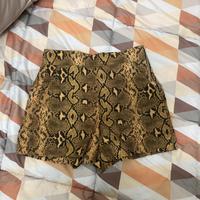 Pantaloncini eleganti pitonati