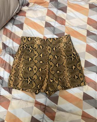 Pantaloncini eleganti pitonati