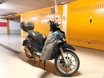 Piaggio Liberty 125 con coperta parabrezza e baule