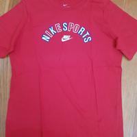 T-shirt NIKE.
Taglia 12-13 anni