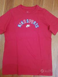 T-shirt NIKE.
Taglia 12-13 anni