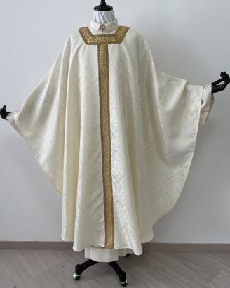 Casula bianca damascata con passamaneria dorata