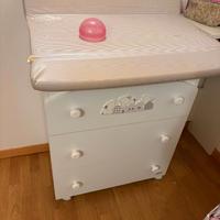 Mobiletto a cassetti con fasciatoio e omaggi