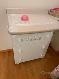 Mobiletto a cassetti con fasciatoio e omaggi