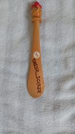 Pinocchio calza scarpe in legno