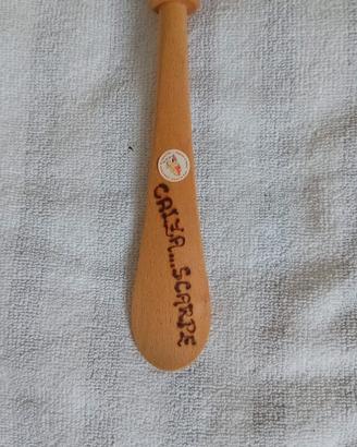 Pinocchio calza scarpe in legno