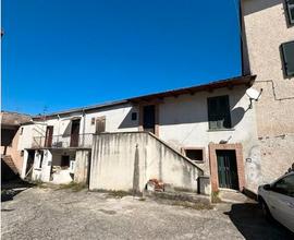 Casa su Due Livelli con Termocamino e Terreno