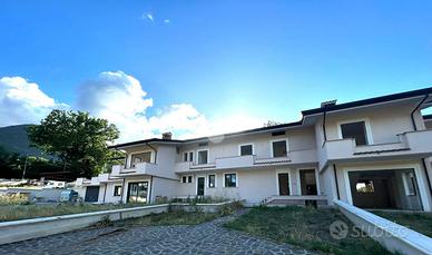 VILLA A SCHIERA A SUPINO