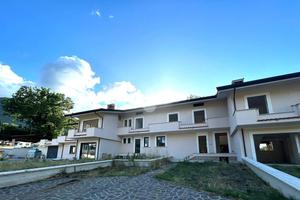 VILLA A SCHIERA A SUPINO