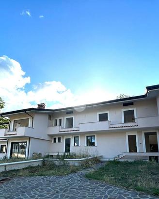 VILLA A SCHIERA A SUPINO
