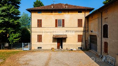 BIFAMILIARE CON 3.500 MQ DI GIARDINO E AMPIO FENIL