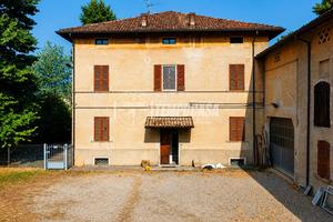 BIFAMILIARE CON 3.500 MQ DI GIARDINO E AMPIO FENIL